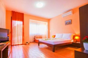 Privatni smeštaj AZUR Petrovac